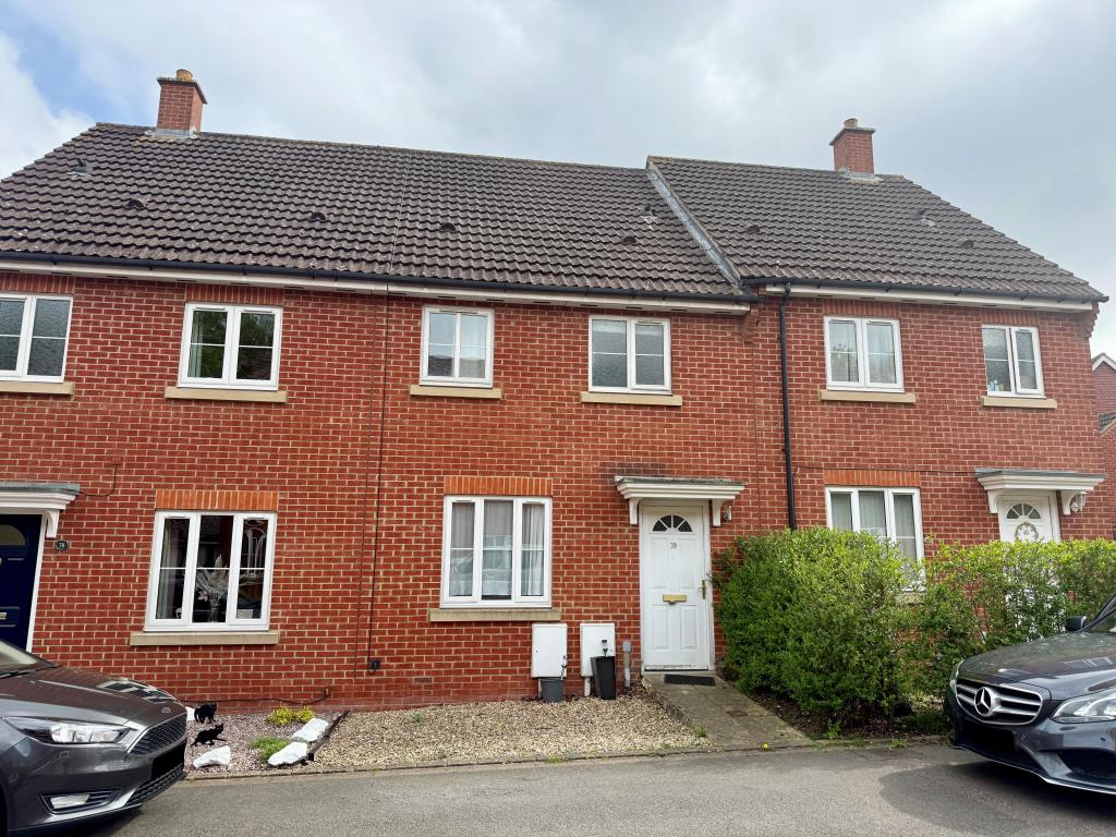 Lot: 137 - MID-TERRACE HOUSE FOR REFURBISHMENT - Mid-terrace house in red brick